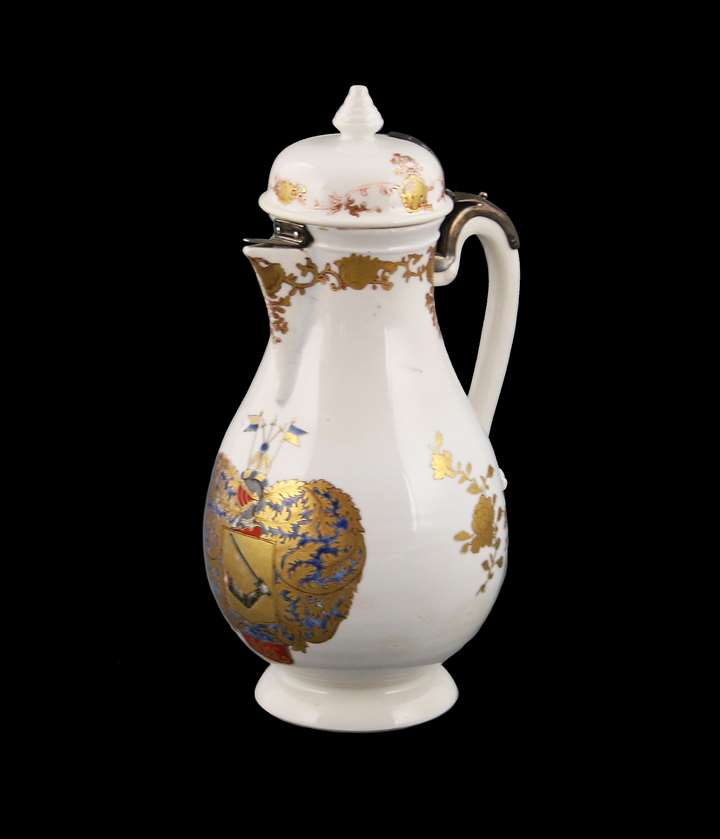 Chinese armorial porcelain coffee pot with the arms of Loodh